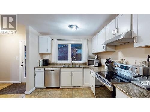 751 Fording Drive, Elkford, BC - Indoor Photo Showing Kitchen With Double Sink