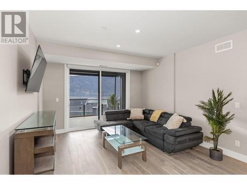 3475 Granite Close Unit# 208, Kelowna, BC - Indoor Photo Showing Living Room