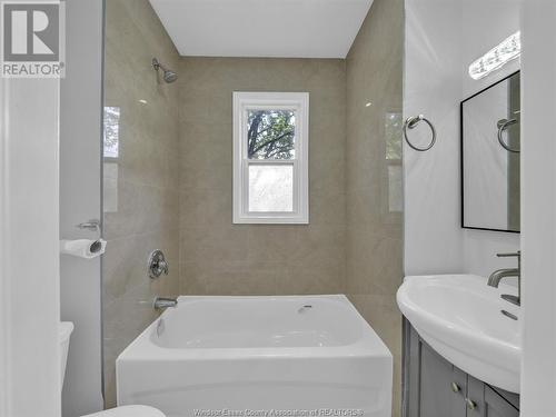 729 Campbell Avenue, Windsor, ON - Indoor Photo Showing Bathroom