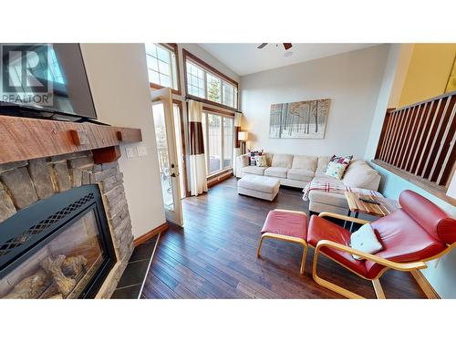 4840 Borrego Ridge Road Road Unit# 11, Radium Hot Springs, BC - Indoor Photo Showing Living Room With Fireplace