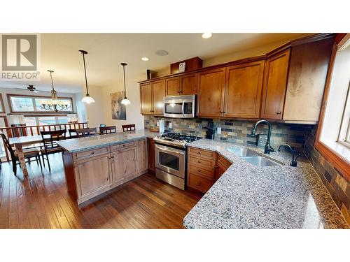 4840 Borrego Ridge Road Road Unit# 11, Radium Hot Springs, BC - Indoor Photo Showing Kitchen With Double Sink