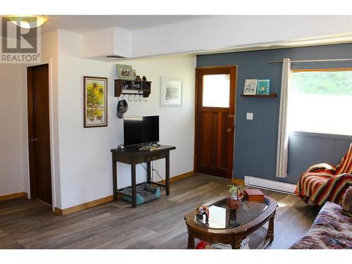 161 Salmon Arm Drive, Enderby, BC - Indoor Photo Showing Living Room