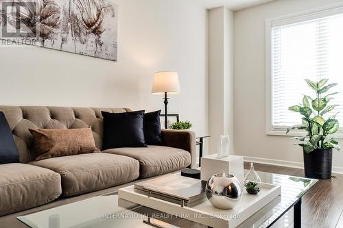 760 Galloway Crescent, Mississauga, ON - Indoor Photo Showing Living Room