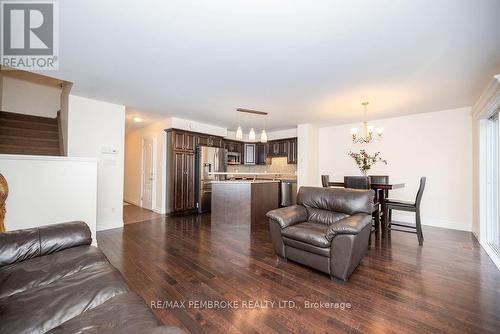 5 Vermont, Petawawa, ON - Indoor Photo Showing Living Room