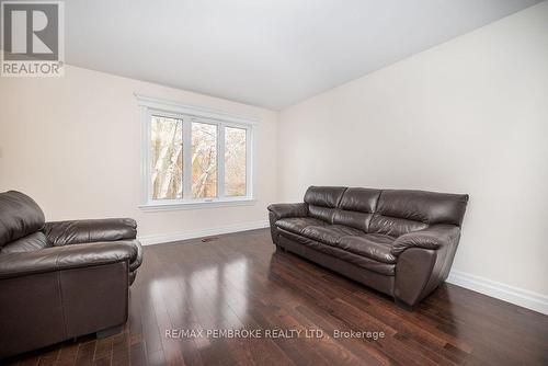 5 Vermont, Petawawa, ON - Indoor Photo Showing Living Room