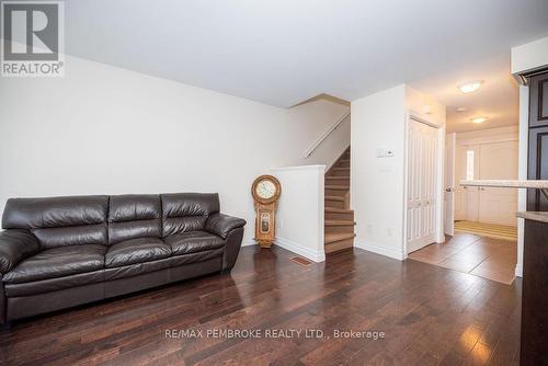 5 Vermont, Petawawa, ON - Indoor Photo Showing Living Room