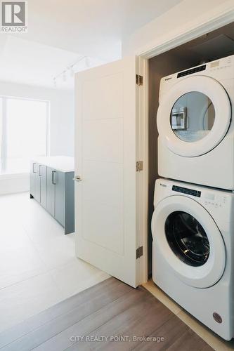 909 - 2525 Bathurst Street, Toronto, ON - Indoor Photo Showing Laundry Room