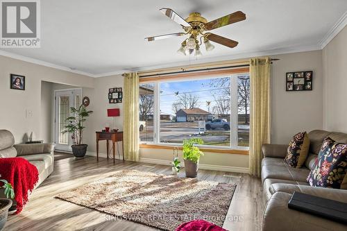 121 Oak Street W, Leamington, ON - Indoor Photo Showing Living Room