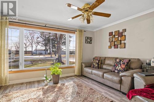 121 Oak Street W, Leamington, ON - Indoor Photo Showing Living Room