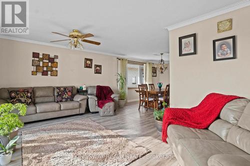 121 Oak Street W, Leamington, ON - Indoor Photo Showing Living Room