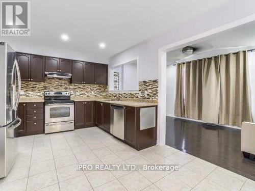 154 Mccready Drive, Milton, ON - Indoor Photo Showing Kitchen With Upgraded Kitchen