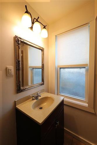 684 Agnes Street, Winnipeg, MB - Indoor Photo Showing Bathroom