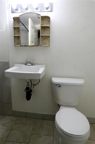 684 Agnes Street, Winnipeg, MB - Indoor Photo Showing Bathroom