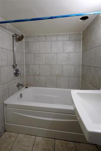 684 Agnes Street, Winnipeg, MB - Indoor Photo Showing Bathroom