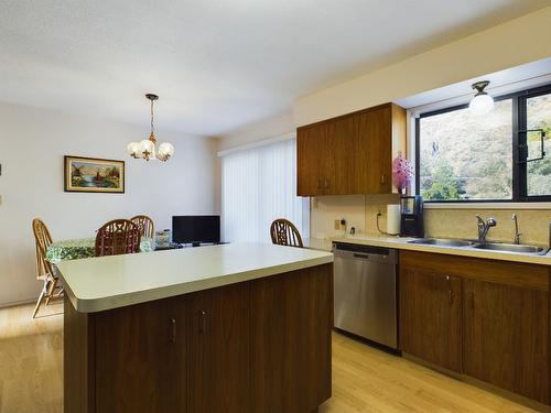 1013 Morningstar Road, Oliver, BC - Indoor Photo Showing Kitchen With Double Sink