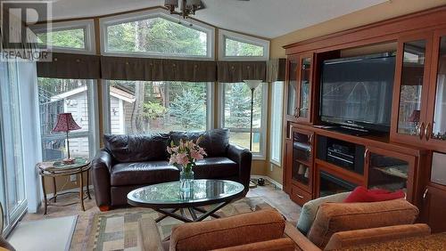 4889 Lynx Crescent, Radium Hot Springs, BC - Indoor Photo Showing Living Room