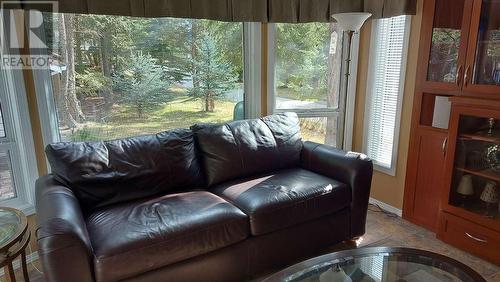 4889 Lynx Crescent, Radium Hot Springs, BC - Indoor Photo Showing Living Room