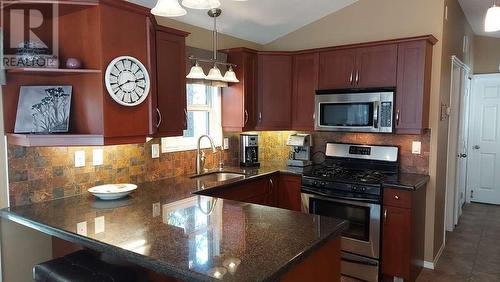 4889 Lynx Crescent, Radium Hot Springs, BC - Indoor Photo Showing Kitchen