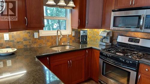 4889 Lynx Crescent, Radium Hot Springs, BC - Indoor Photo Showing Kitchen