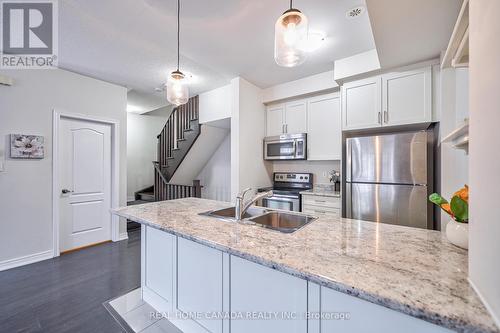 63 - 2435 Greenwich Drive, Oakville, ON - Indoor Photo Showing Kitchen With Double Sink With Upgraded Kitchen