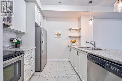 63 - 2435 Greenwich Drive, Oakville, ON - Indoor Photo Showing Kitchen With Double Sink