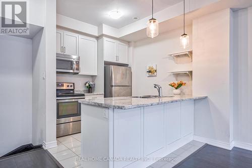 63 - 2435 Greenwich Drive, Oakville, ON - Indoor Photo Showing Kitchen With Upgraded Kitchen