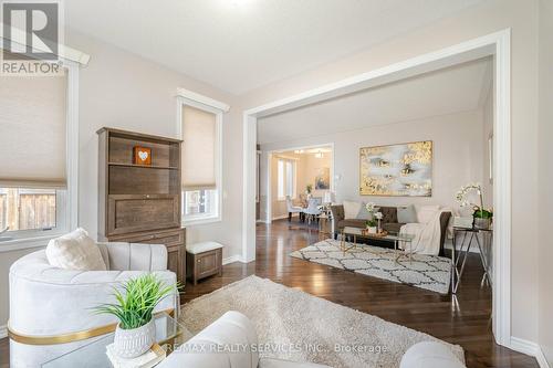 28 Benadir Avenue, Caledon, ON - Indoor Photo Showing Living Room