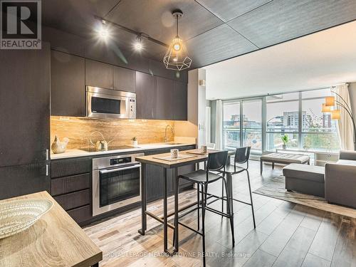 305 - 10 Capreol Street, Toronto, ON - Indoor Photo Showing Kitchen