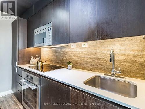 305 - 10 Capreol Street, Toronto, ON - Indoor Photo Showing Kitchen