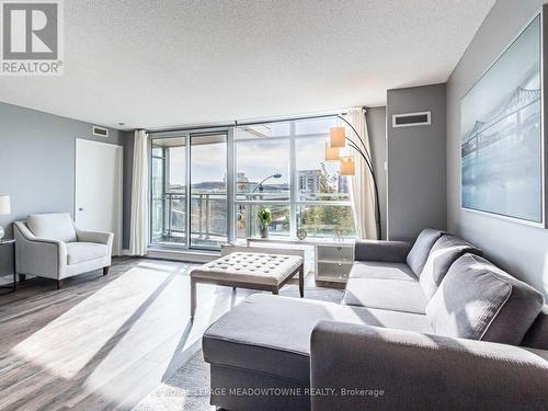 305 - 10 Capreol Street, Toronto, ON - Indoor Photo Showing Living Room