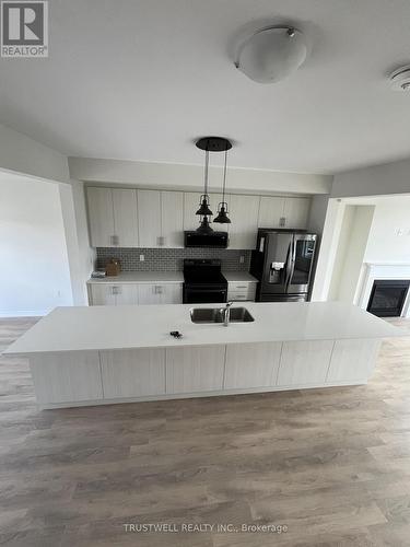 23 Verbena Street, East Gwillimbury, ON - Indoor Photo Showing Kitchen With Double Sink