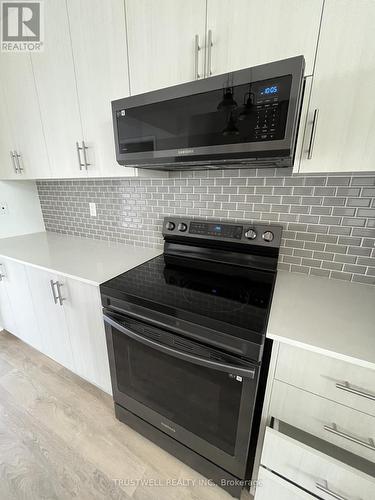 23 Verbena Street, East Gwillimbury, ON - Indoor Photo Showing Kitchen