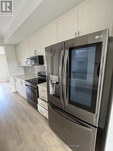 23 Verbena Street, East Gwillimbury, ON - Indoor Photo Showing Kitchen