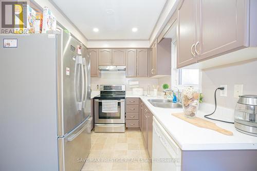 3887 Rippleton Lane, Mississauga, ON - Indoor Photo Showing Kitchen With Double Sink