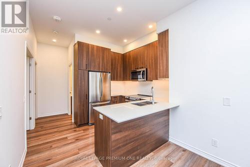 105 - 571 Prince Edward Drive N, Toronto, ON - Indoor Photo Showing Kitchen