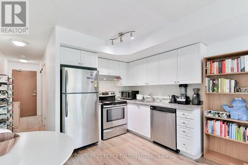 910 - 219 Fort York Boulevard, Toronto, ON - Indoor Photo Showing Kitchen