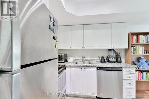 910 - 219 Fort York Boulevard, Toronto, ON - Indoor Photo Showing Kitchen With Upgraded Kitchen