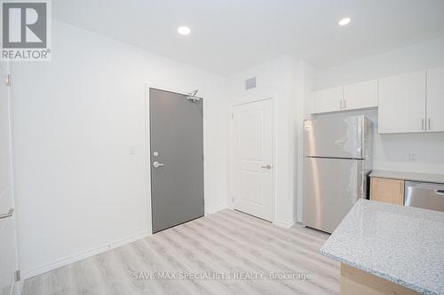 407 - 1098 Paisley Road, Guelph, ON - Indoor Photo Showing Kitchen