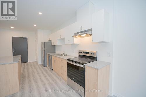 407 - 1098 Paisley Road, Guelph, ON - Indoor Photo Showing Kitchen