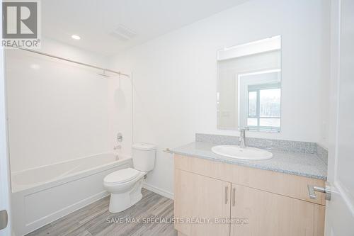 407 - 1098 Paisley Road, Guelph, ON - Indoor Photo Showing Bathroom