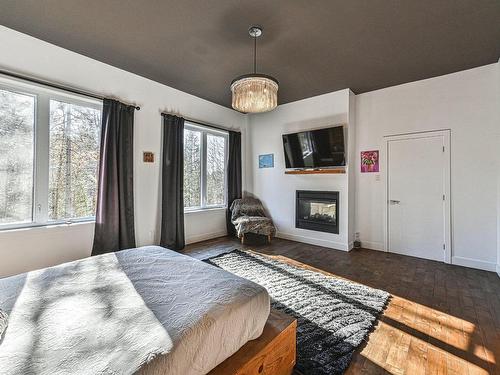 Chambre Ã  coucher principale - 1062 Ch. Du Village, Morin-Heights, QC - Indoor Photo Showing Bedroom With Fireplace