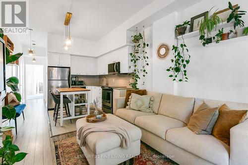 2 - 34 Boston Avenue, Toronto, ON - Indoor Photo Showing Living Room