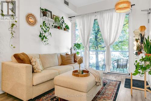 2 - 34 Boston Avenue, Toronto, ON - Indoor Photo Showing Living Room