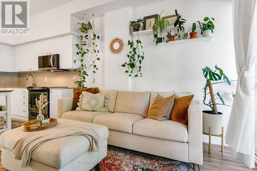 2 - 34 Boston Avenue, Toronto, ON - Indoor Photo Showing Living Room