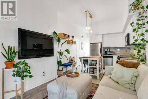 2 - 34 Boston Avenue, Toronto, ON - Indoor Photo Showing Living Room