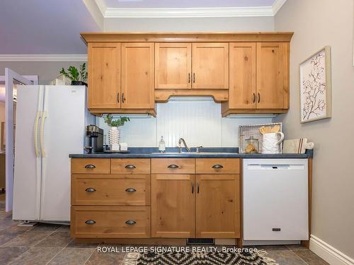 Upper-696 Queens Ave, London, ON - Indoor Photo Showing Kitchen