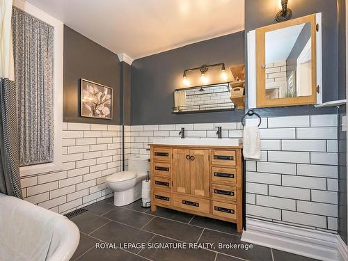 Upper-696 Queens Ave, London, ON - Indoor Photo Showing Bathroom