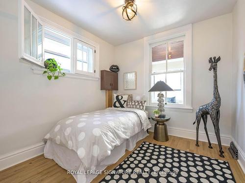 Upper-696 Queens Ave, London, ON - Indoor Photo Showing Bedroom