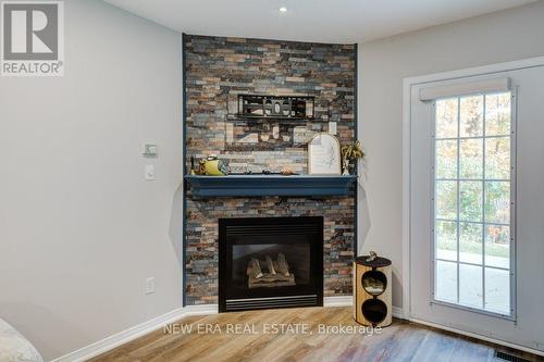 41 Jackson Court, Tillsonburg, ON - Indoor Photo Showing Living Room With Fireplace