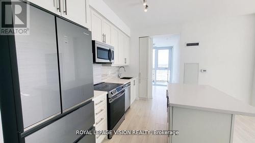 1608 - 75 Oneida Crescent, Richmond Hill, ON - Indoor Photo Showing Kitchen With Upgraded Kitchen